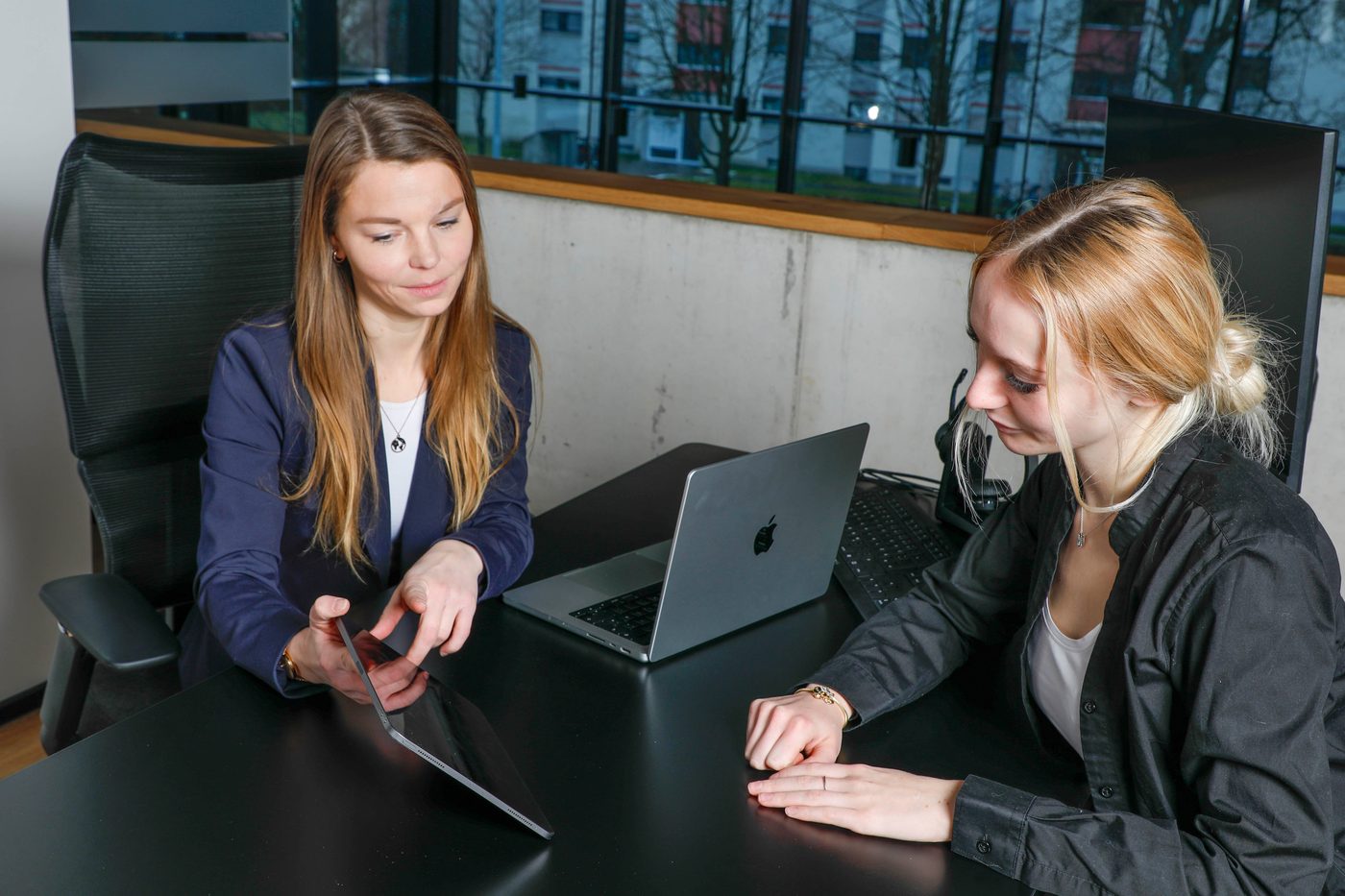 Beratung im Fuhrparkmanagement – Abstimmung am Laptop im BusinesskundenCenter