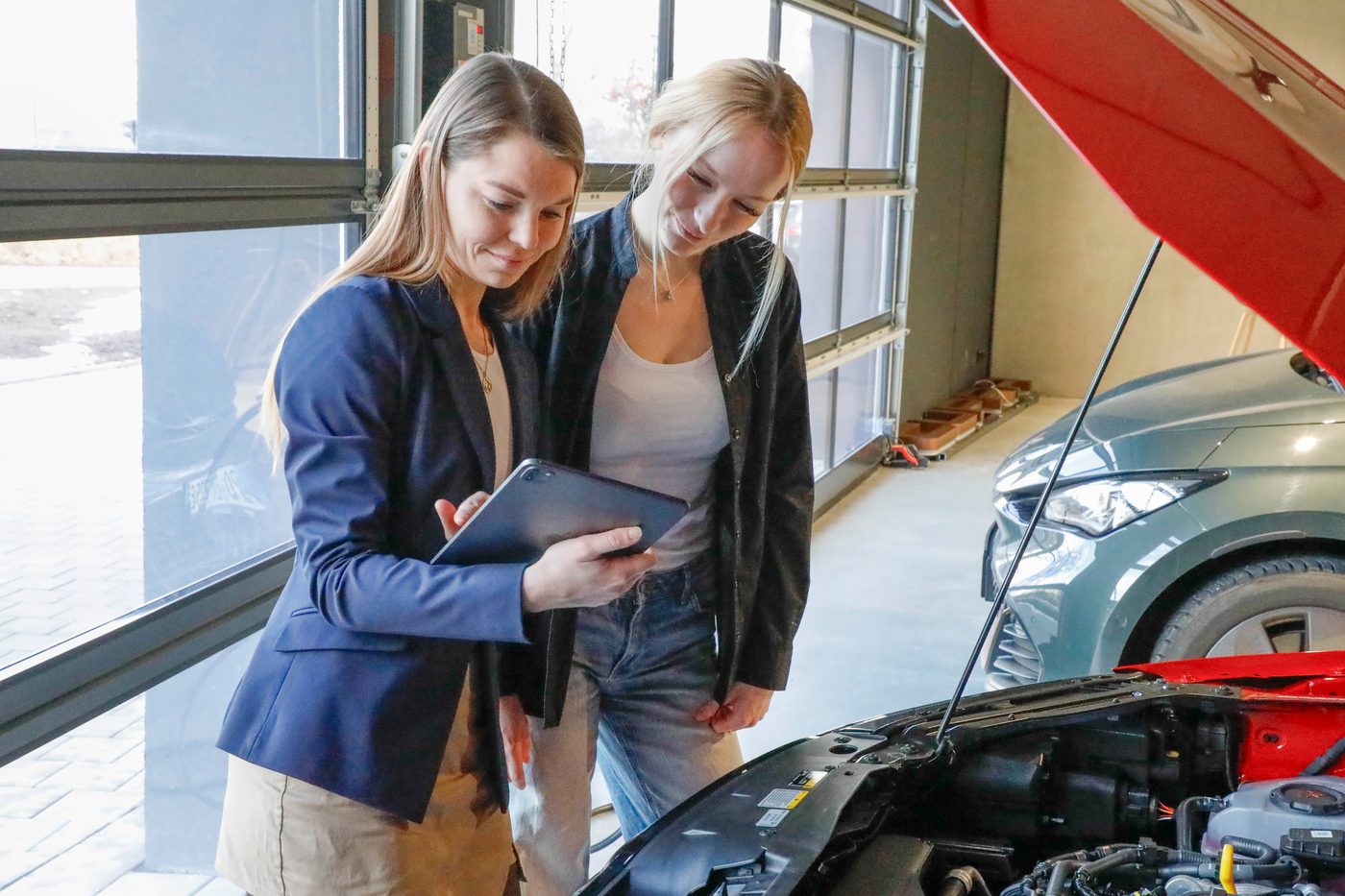 Fahrzeugcheck mit geöffneter Motorhaube vor dem Werkstatttermin