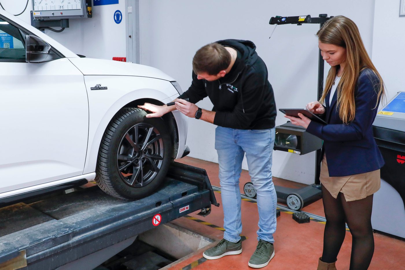 Fahrzeug auf dem Prüfstand in der Werkstatt des BusinesskundenCenters